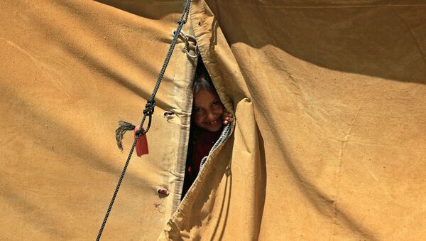 طفلة من مخيم السلامية قرب الموصل طفلة من مخيم السلامية قرب الموصل - سبوتنيك عربي