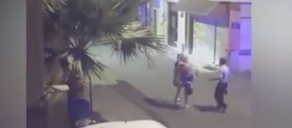 شرطي يضرب سائحة - سبوتنيك عربي