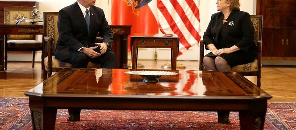 مايك بنس ورئيسة تشيلي - سبوتنيك عربي