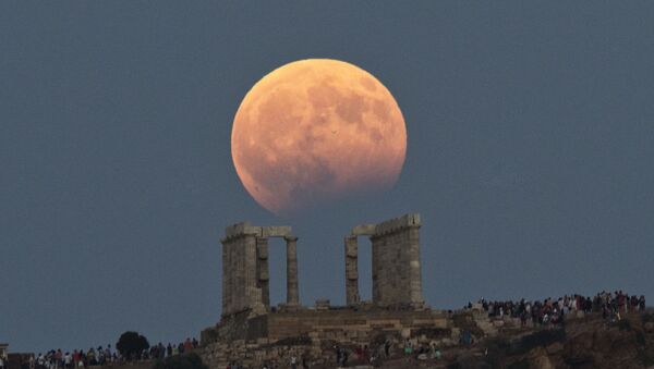كسوف قمري فوق معبد بوسيدون في اليونان - سبوتنيك عربي