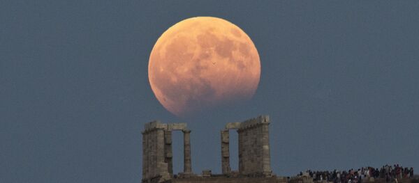 كسوف قمري فوق معبد بوسيدون في اليونان - سبوتنيك عربي