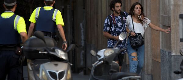 عملية إجلاء الناس من مكان الحادث في برشلونة - سبوتنيك عربي