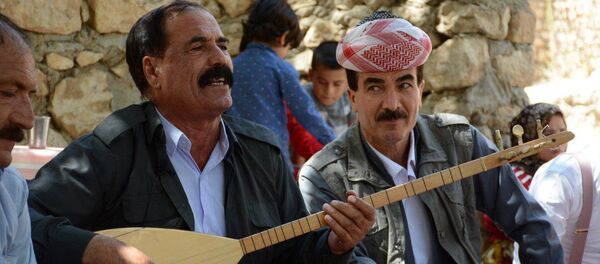 رجل إيزيدي يمارس الغناء - سبوتنيك عربي