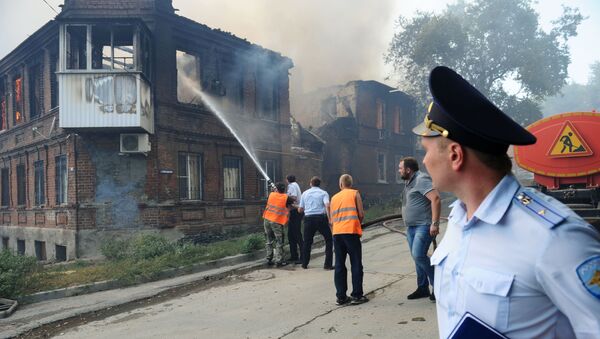 رجال الشرطة خلال إطفاء الحريق في مدينة روستوف على الدون - سبوتنيك عربي