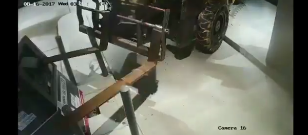 سرقة جهاز الصرف الآلي باستخدام رافعة - سبوتنيك عربي