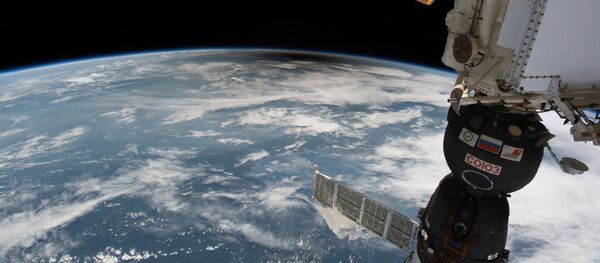 مشهد يطل على كسوف الشمس في الولايات المتحدة من المحطة الفضائية الدولية مشهد يطل على كسوف الشمس في الولايات المتحدة من المحطة الفضائية الدولية - سبوتنيك عربي