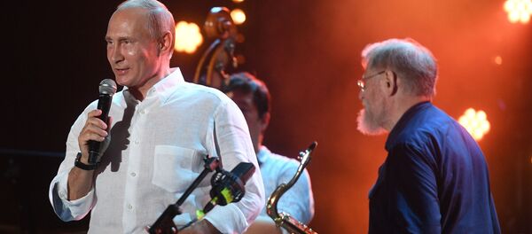 الرئيس فلاديمير بوتين خلال زيارته لمهرجان كوكتيبيل جاز بارتي 2017 لموسيقى الجاز - سبوتنيك عربي