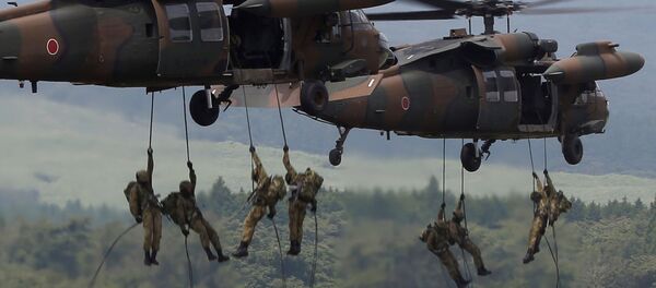 قوات الدفاع اليابانية خلال عملية الإنزال من مروحية UH-60 Black Hawk خلال دورة تدريبية سنوية بالقرب من جبل فوجي فى ميدان تدريب هيجاشيفوجي فى غوتمبا غرب طوكيو، اليابان 24 أغسطس/ آب 2017. قوات الدفاع اليابانية خلال عملية الإنزال من مروحية UH-60 Black Hawk خلال دورة تدريبية سنوية بالقرب من جبل فوجي فى ميدان تدريب هيجاشيفوجي فى غوتمبا غرب طوكيو، اليابان 24 أغسطس/ آب 2017. - سبوتنيك عربي