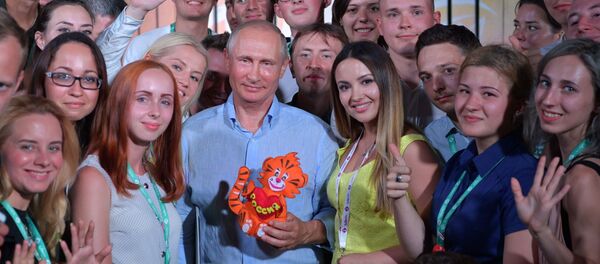 الرئيس فلاديمير بوتين خلال زيارته السنوية لمنتدى تافيردا لشباب روسيا، 20 أغسطس/ آب 2017 - سبوتنيك عربي