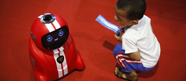 طفل يحمل تذكرة دخول ينظر إلى رجل آلي (يتميز بالتعلم الذاتي) خلال المؤتمر الدولي للرجال الآلية في ييتشوانغ في بكين،  23 أغسطس/ آب 2017 - سبوتنيك عربي