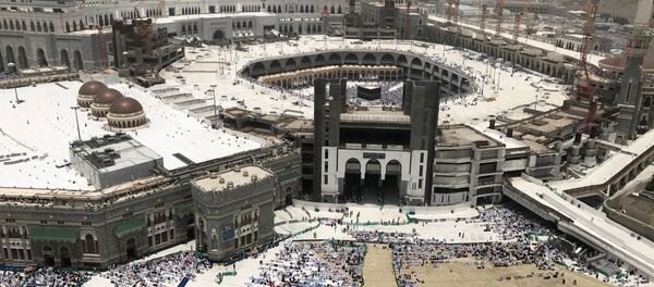 الحجاج يؤدون صلاة الجمعة في مكة قبل بدء المناسك - سبوتنيك عربي