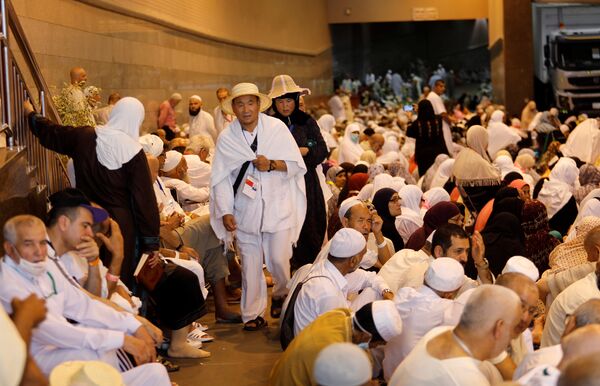 الحجاج يؤدون صلاة الجمعة في مكة قبل بدء المناسك - سبوتنيك عربي