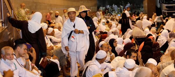 الحجاج يؤدون صلاة الجمعة في مكة قبل بدء المناسك - سبوتنيك عربي