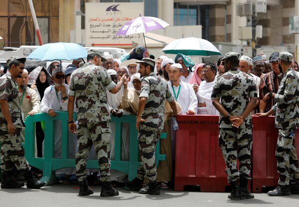 الحجاج يؤدون صلاة الجمعة في مكة قبل بدء المناسك - سبوتنيك عربي