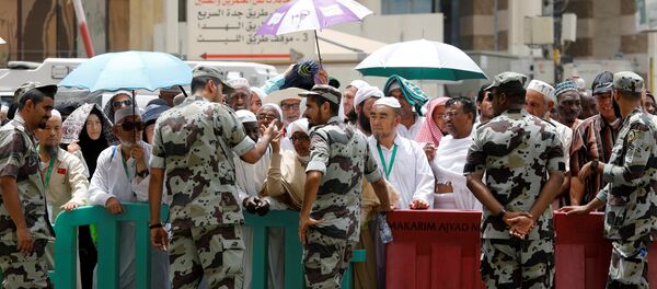 الحجاج يؤدون صلاة الجمعة في مكة قبل بدء المناسك - سبوتنيك عربي