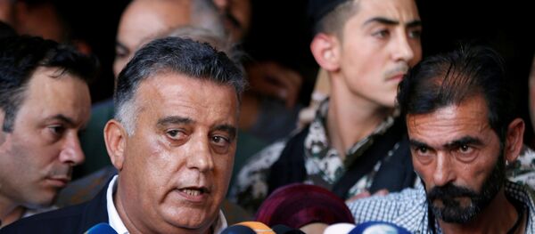 مدير الأمن العام اللبناني عباس ابراهيم مع أهالي العسكريين المخطوفين - سبوتنيك عربي
