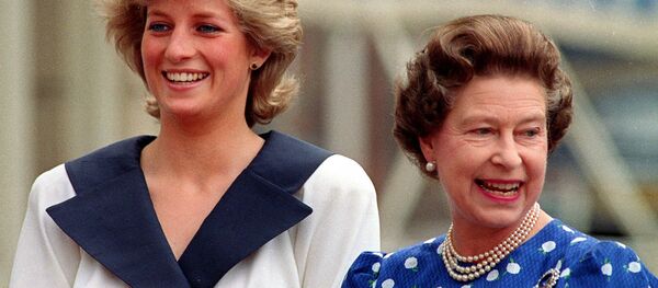 الأميرة ديانا والملكة إليزابيث الثانية خلال احتفال الأخيرة بعيد ميلادها الـ 87 في لندن، 4 أغسطس/ آب 1987 الأميرة ديانا والملكة إليزابيث الثانية خلال احتفال الأخيرة بعيد ميلادها الـ 87 في لندن، 4 أغسطس/ آب 1987 - سبوتنيك عربي