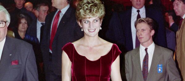 الأميرة ديانا تصل إلى قاعة المؤتمرات ليلي قبيل إلقاء الكلمة الافتتاحية لبول ماكارتني، 1992 - سبوتنيك عربي