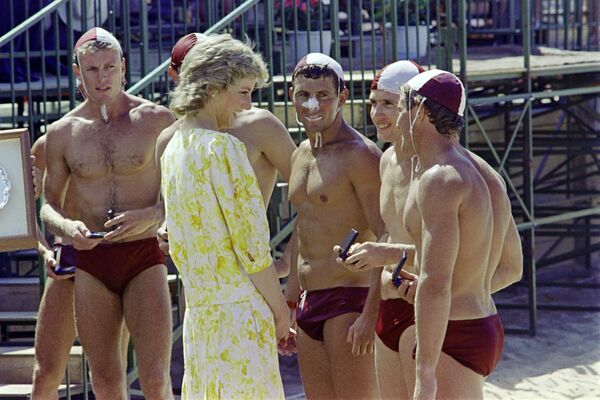 الأميرة ديانا تتحدث إلى أعضاء فريق السباحة، الفائز في إحدى مراحل التأهل إلى بطولة أميرة ويلز بليت على شاطئ تريغال بيتش، شمال سيدني 31 يناير/ كانون الثاني 1988 - سبوتنيك عربي
