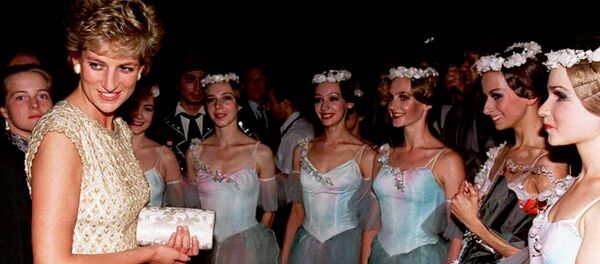 الأميرة ديانا مع راقصات باليه بولشوي (المسرح الكبير الروسي) في موسكو، عام 1995  - سبوتنيك عربي