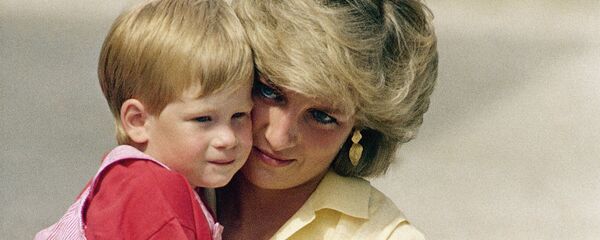 الأميرة ديانا تحمل ابنها هاري بين ذراعيها في إسبانيا، عام 1987 - سبوتنيك عربي