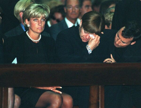 الأميرة ديانا والمطرب الشهير سير إلتون جون في جنازة المصمم الإيطالي الشهير جياني فيرساتشي في ميلانو، إيطاليا 22 يوليو/ تموز 1997 - سبوتنيك عربي