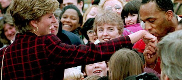 أحد الجمهور يقبّل يد الأميرة ديانا في حي ساوثورك، لندن 10 مارس/ آذار 1993 أحد الجمهور يقبّل يد الأميرة ديانا في حي ساوثورك، لندن 10 مارس/ آذار 1993 - سبوتنيك عربي