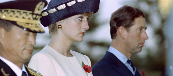 الأميرة ديانا والأمير تشارلز خلال دقيقة صمت أمام نصب تذكاري للجنود المجهولين في المقبرة الوطنية جنوب سيئول، كوريا الجنوبية 2 نوفمبر/ تشرين الثاني 1992 - سبوتنيك عربي