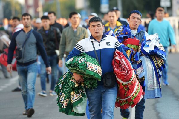 مسلمو موسكو خلال الاستعداد لصلاة عيد الأضحى في موسكو، روسيا مسلمو موسكو خلال الاستعداد لصلاة عيد الأضحى في موسكو، روسيا - سبوتنيك عربي