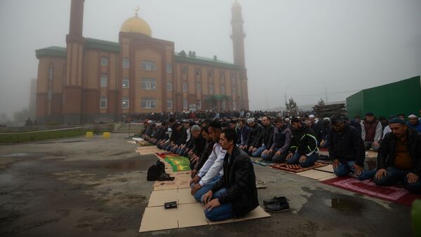 صلاة عيد الأضحى في ساحات مسجد الشيخ  كونتا-حاجي كيشييف في نوفوسيبيرسك، روسيا - سبوتنيك عربي