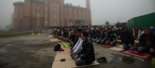 صلاة عيد الأضحى في ساحات مسجد الشيخ  كونتا-حاجي كيشييف في نوفوسيبيرسك، روسيا - سبوتنيك عربي