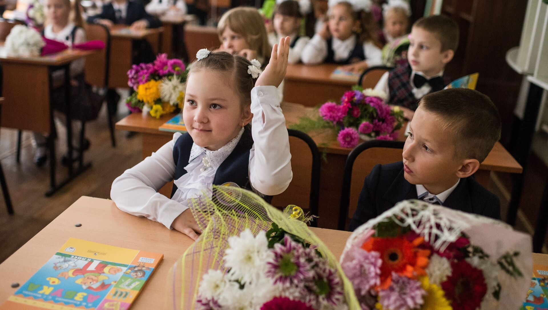 1 سبتمبر/ أيلول - تلاميذ المدارس يحتفلون بيوم المعرفة وبدء العام الدراسي الجديد في أومسك 1 سبتمبر/ أيلول - تلاميذ المدارس يحتفلون بيوم المعرفة وبدء العام الدراسي الجديد في أومسك - سبوتنيك عربي, 1920, 27.08.2021