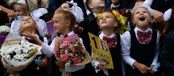 1 سبتمبر/ أيلول - تلاميذ المدارس يحتفلون بيوم المعرفة وبدء العام الدراسي الجديد في نوفوسيبيرسك - سبوتنيك عربي