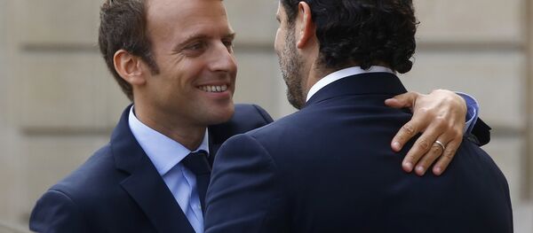 الرئيس الفرنسي إيمانويل ماكرون يرحب برئيس الوزراء اللبناني سعد الحريري في باريس، فرنسا 1 سبتمبر/ أيلول 2017 - سبوتنيك عربي