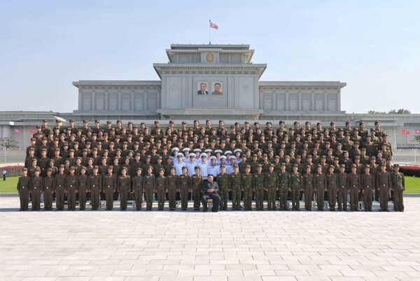 زعيم كوريا الشمالية مع القادة العسكريين - سبوتنيك عربي