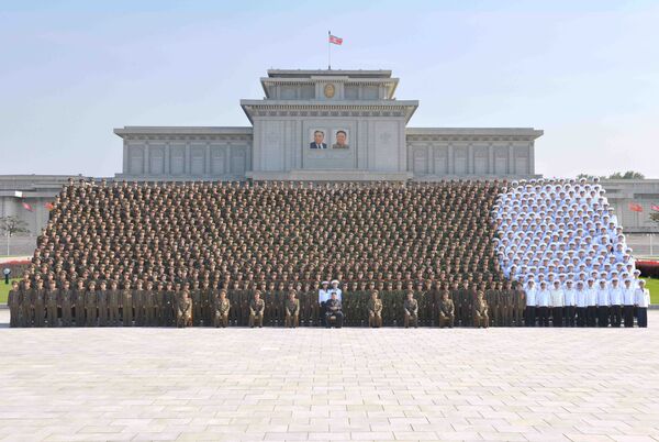 زعيم كوريا الشمالية مع القادة العسكريين - سبوتنيك عربي