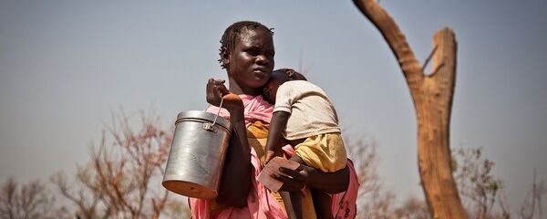 امرأة من جنوب السودان مع طفل - سبوتنيك عربي