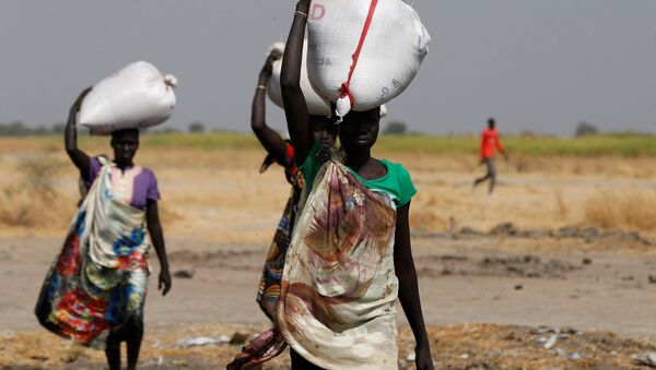 نساء يحملون الطعام على رؤوسهن في جنوب السودان - سبوتنيك عربي