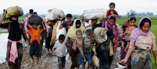 اللاجئين يعبرون الحدود من ميانمار إلى بنغلاديش - سبوتنيك عربي