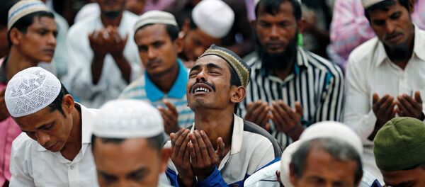 مصلي من الروهينغا يبكي خلال صلاة عيد الأضحى في مخيم اللاجئين - سبوتنيك عربي