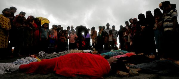 الناس مجتمعين حول ضحايا الاشتباكات بين مسلحي الروهينغا وجيش ميانمار - سبوتنيك عربي