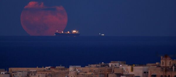 ناقلة نفط على خلفية بدر قبالة سواحل مدينة فاليتا من سان غوان، مالطا، 6 سبتمبر/ أيلول 2017 - سبوتنيك عربي