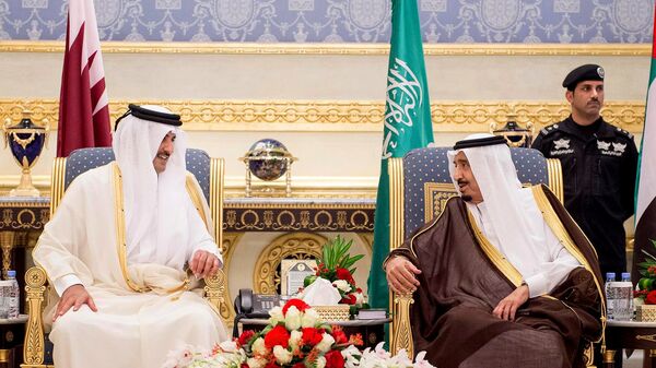 العاهل السعودي الملك سلمان مع أمير قطر الشيخ تميم آل ثاني - سبوتنيك عربي