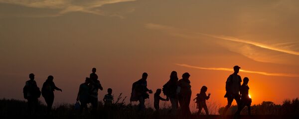 الهلال الاحمر ينتشل 13 جثة لمهاجرين غير الشرعيين في الصحراء الليبية - سبوتنيك عربي