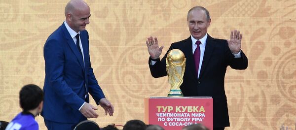 الرئيس الروسي فلاديمير بوتين و ر ئيس الاتحاد الدولي بكرة القدم جياني إنفانتينو - سبوتنيك عربي