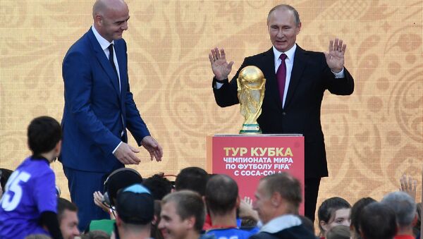 الرئيس الروسي فلاديمير بوتين و ر ئيس الاتحاد الدولي بكرة القدم جياني إنفانتينو - سبوتنيك عربي