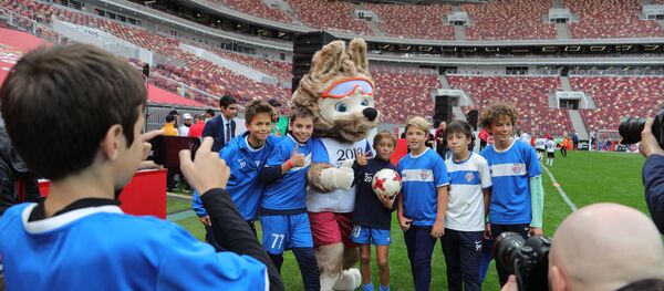 تميمة كأس العالم 2018 زابيفاكا مع عدد من الأطفال - سبوتنيك عربي