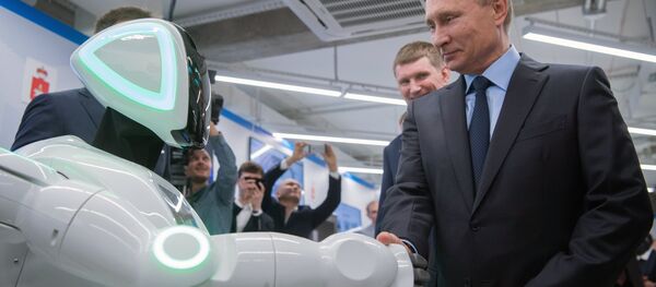 بوتين يتجول في صالة عرض للشركات الصغيرة والمتوسطة العاملة في الاقتصاد الرقمي في بيرم - سبوتنيك عربي