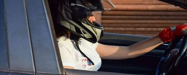 ياسمين سامي أثناء قيادة السيارة - سبوتنيك عربي