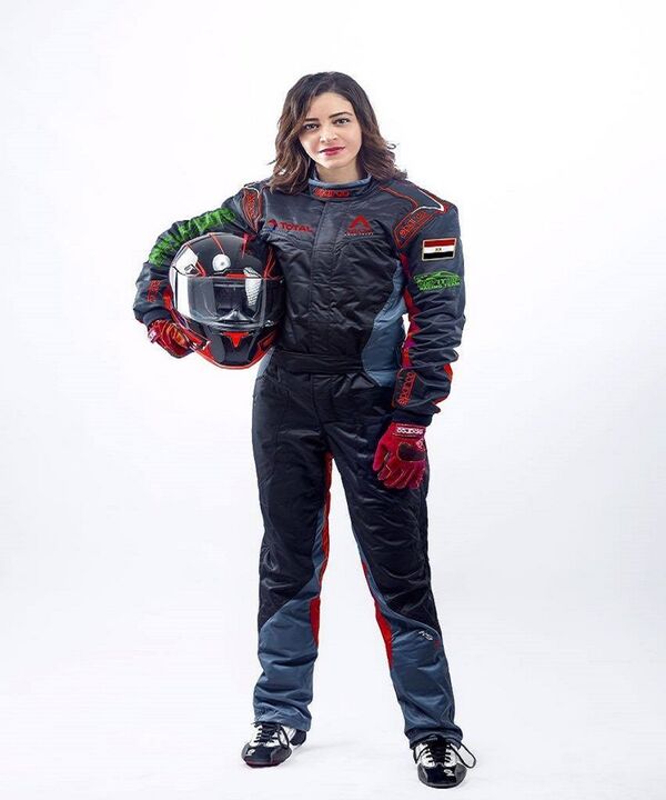 ياسمين سامي أثناء التجهيز للقيادة ياسمين سامي أثناء التجهيز للقيادة - سبوتنيك عربي